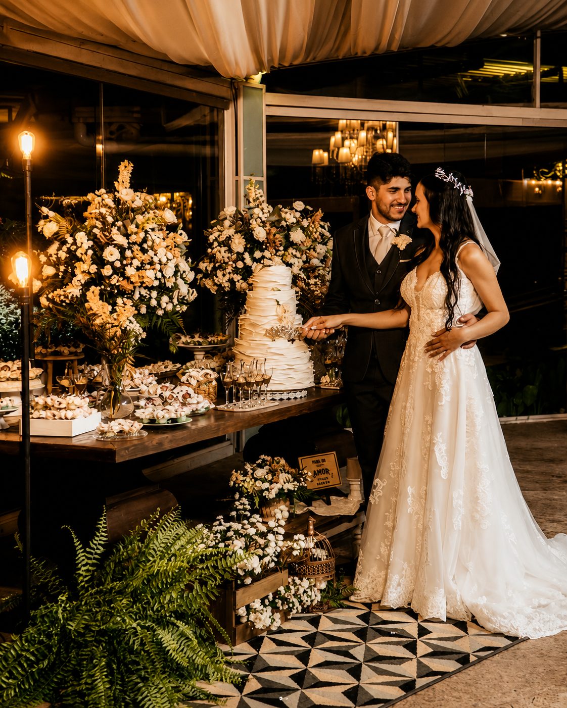 Casal na mesa de doces